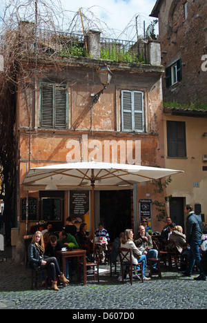 ROM, ITALIEN. Ein Café im Stadtteil Trastevere der Stadt. 2013. Stockfoto