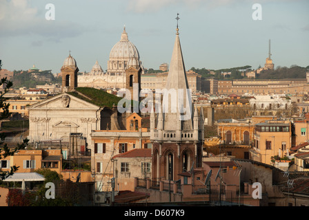 ROM, ITALIEN. Einen erhöhten Blick auf die Tridente Teil der Stadt mit der Basilika St. Peter in der Ferne. 2013. Stockfoto