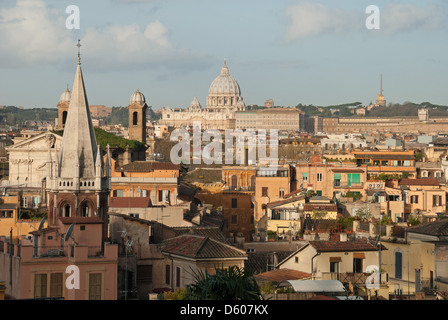 ROM, ITALIEN. Einen erhöhten Blick auf die Tridente Teil der Stadt mit der Basilika St. Peter in der Ferne. 2013. Stockfoto