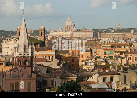 ROM, ITALIEN. Einen erhöhten Blick auf die Tridente Teil der Stadt mit der Basilika St. Peter in der Ferne. 2013. Stockfoto