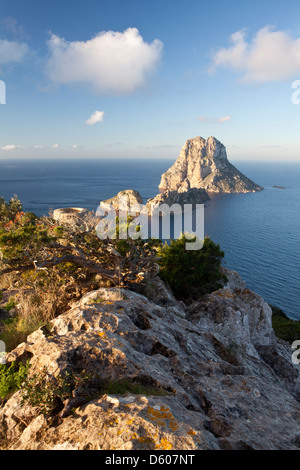 Es Vedrà und Es Vedranell Islots von Torre des Savinar, Sant Josep de Sa Talaia, Ibiza, Illes Balears, Spanien Stockfoto