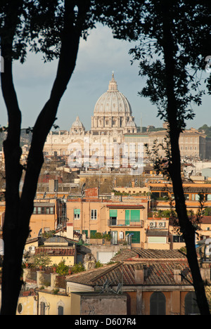 ROM, ITALIEN. Einen erhöhten Blick auf die Tridente Teil der Stadt mit der Basilika St. Peter in der Ferne. 2013. Stockfoto