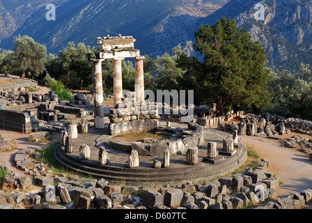 Die Tholos im Heiligtum der Athena Pronaia ist ein Rundbau, die zwischen 380 und 360 v. Chr. errichtet wurde. Stockfoto