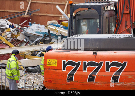 Arbeiter, die Durchführung der Endphase der Abriss des Imax komplexe Gebäude an der Bournemouth Küste im April Stockfoto