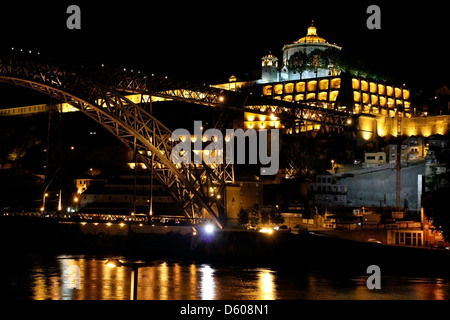 Dom-Luís-Brücke bei Nacht im historischen Zentrum von Porto, Portugal Stockfoto