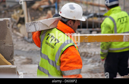 Arbeitnehmer, die Durchführung der Endphase der Abriss des Imax komplexe Gebäude an der Bournemouth Küste im April Stockfoto