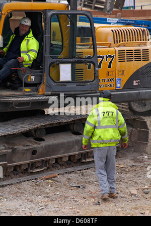 Arbeitnehmer, die Durchführung der Endphase der Abriss des Imax komplexe Gebäude an der Bournemouth Küste im April Stockfoto