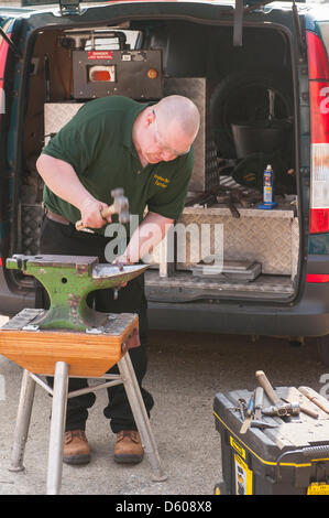 Norwich, Norfolk, Großbritannien. 10. April 2013. Ein Hufschmied bei der Arbeit an der Spring Fling Jahrmarkt an der Norfolk Showground. Bildnachweis: T.M.O.News/Alamy Live-Nachrichten Stockfoto