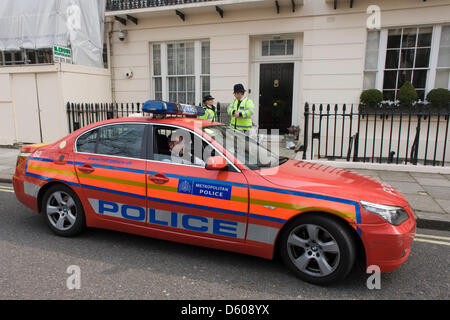 London, UK. 10. April 2013. Metropolitan Polizisten bewachen die Belgravia nach Hause von der kürzlich verstorbenen Frau Margareth Thatcher, Tage nach ihrem Tod an einem Schlaganfall im Alter von 87 Jahren. Ihr Haus Chester Square beherbergte Lady Thatcher von 1991 bis zog sie in das Ritz Hotel in London zu Weihnachten nach einer Operation. Bildnachweis: Richard Baker / Alamy Live News Stockfoto