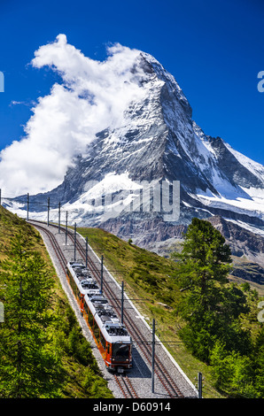 Die Gornergratbahn ist eine 9 km lange messen Berg Zahnradbahn von Zermat, Gornergratt in der Nähe von Matterhorn Stockfoto