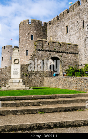 Die großen Twin Tower Torhaus, Barbican und Rundtürme, die Verteidigung des Eingangs in den inneren Burghof in Pembroke Castle Stockfoto