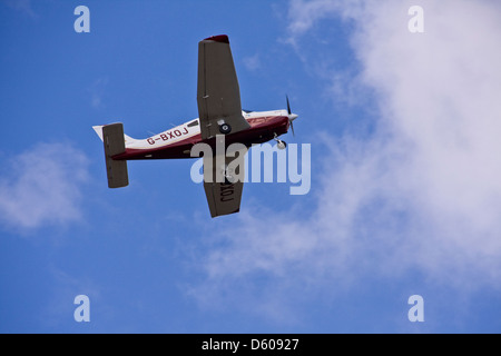 Tayside Luftfahrt G-BXOJ Flight Training Flugzeug abheben aus Dundee Airport, Großbritannien Stockfoto