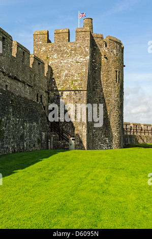 Der gewaltige Stein Fassade und Turm von Monkton Bollwerk schützen die Vorburg der Pembroke Castle Stockfoto
