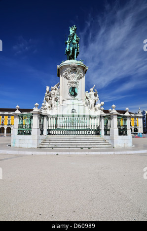 Praça Comercio (Commerce Square) befindet sich in der Nähe von Tejo in Lissabon, Portugal. Im Mittelpunkt steht die Statue von König José ich. Stockfoto