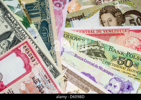 Internationale Währung mit Banknoten aus verschiedenen Ländern. Stockfoto
