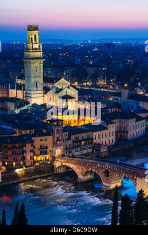 Twilight von Verona, Italien. Ponte Pietra ist eine römische Reich alten Brücke mit dem Turm des Doms und die Kirche von San Giorgio. Stockfoto