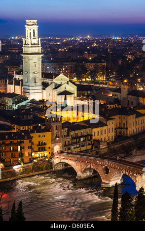 Nachtansicht von Verona, Italien. Ponte Pietra ist eine römische Reich alten Brücke mit dem Turm des Doms und die Kirche von San Giorgio. Stockfoto