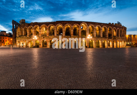 Verona-Amphitheater, in 30AD, die drittgrößte in der Welt, bei Abenddämmerung Zeit abgeschlossen. Römische Arena in Verona, Italien Stockfoto