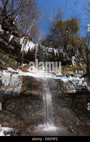 Eiszapfen in Clydach Schlucht, Wales, Großbritannien Stockfoto