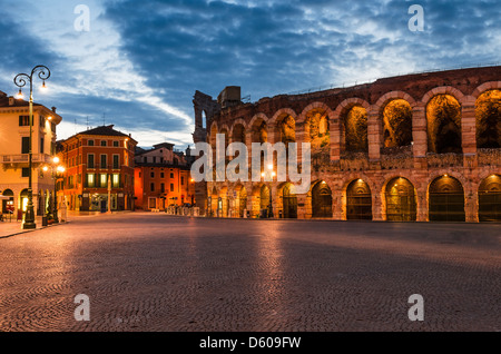 Das Amphitheater in 30AD, die drittgrößte in der Welt, bei Abenddämmerung Zeit abgeschlossen. Piazza Bra und römische Arena in Verona, Italien Stockfoto