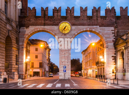 Portoni della Bra, eines mittelalterlichen Eingang der historischen Stadt Verona, Norditalien Stockfoto