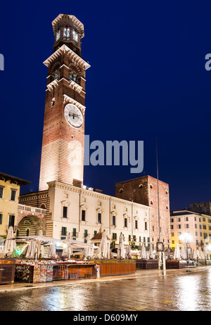 Piazza Erbe und Torre dei Lamberti im mittelalterlichen Stadtkern von Verona, Italien Wahrzeichen. Stockfoto