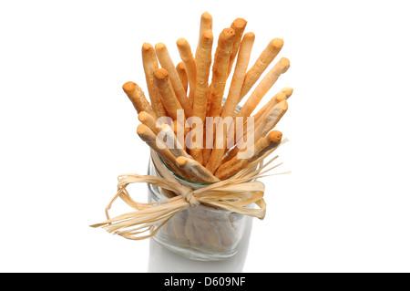 Draufsicht der Brot-sticks in einem Glas auf weißem Hintergrund mit Reflexion. Glas ist mit Rafia um den Hals gebunden. Stockfoto