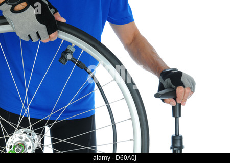 Nahaufnahme eines Radfahrers ein Fahrradreifen aufpumpen. Der Mensch ist nicht erkennbar und stehen hinter dem Lenkrad. Stockfoto