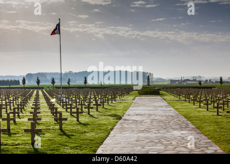 Am frühen Morgen I: Saint-Charles de Potyze Französisch Friedhof, in der Nähe von Ypern, Flandern, Belgien Stockfoto