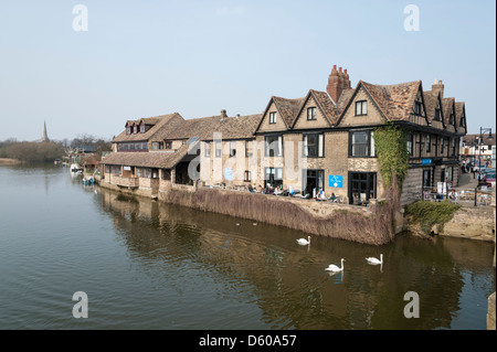 Blick auf den Fluss Teestuben St Ives Cambridgeshire UK mit Menschen draußen sitzen an Tischen neben dem Fluss Great Ouse Stockfoto