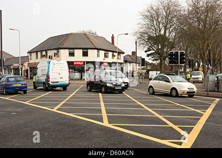 Gelbes Gitterbox auf großen Straßenkreuzung, Cardiff, Wales, UK Stockfoto