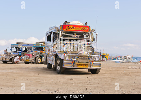 Jeepneys – maßgeschneiderte bunte Transporter und LKW als Kommunalfahrzeuge für die öffentlichen Verkehrsmittel in den Philippinen Stockfoto