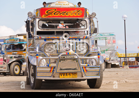 Jeepneys – maßgeschneiderte bunte Transporter und LKW als Kommunalfahrzeuge für die öffentlichen Verkehrsmittel in den Philippinen Stockfoto