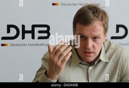 Magdeburg, Deutschland, 10. April 2013. Trainer der deutschen Handball-Nationalmannschaft, Martin Heuberger, besucht eine Pressekonferenz des deutschen Handball-Verbandes in Magdeburg. Foto: Jens Wolf/DPA/Alamy Live-Nachrichten Stockfoto