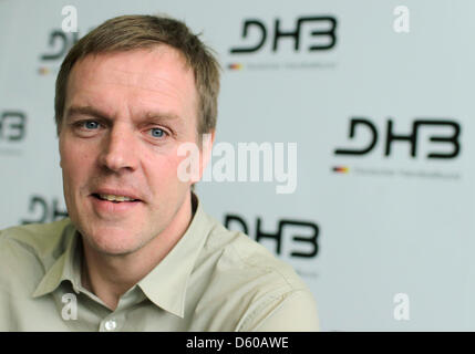 Magdeburg, Deutschland, 10. April 2013. Trainer der deutschen Handball-Nationalmannschaft, Martin Heuberger, besucht eine Pressekonferenz des deutschen Handball-Verbandes in Magdeburg. Foto: Jens Wolf/DPA/Alamy Live-Nachrichten Stockfoto