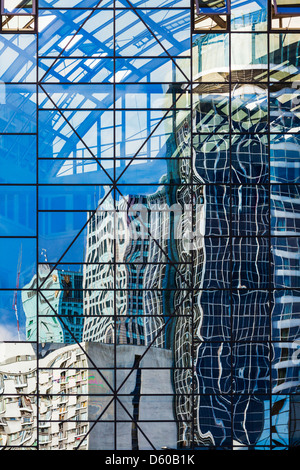 Verzerrten Reflexionen in einem modernen Glasgebäude in Warschau, Polen. Stockfoto