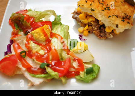 Leckeren Salat und Shepards Pie Stockfoto