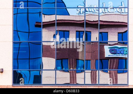 Verzerrten Reflexionen in einem modernen Glasgebäude in Warschau, Polen. Stockfoto