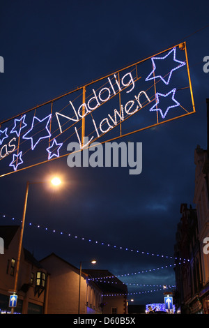 Weihnachtsbeleuchtung in Caernarfon, Wales, Großbritannien, Vereinigtes Königreich Stockfoto