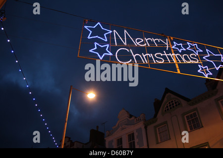 Weihnachtsbeleuchtung in Caernarfon, Wales, Großbritannien, Vereinigtes Königreich Stockfoto