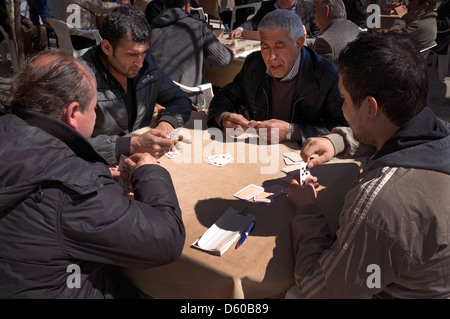4 türkische Männer Spielkarten in einem örtlichen Café, Belek, Antalya, Türkei Stockfoto
