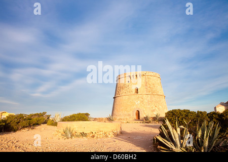 Torre d ' en Rovira Wachturm in Punta de sa Torre Kap, Ibiza, Illes Balears, Spanien Stockfoto