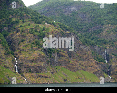 Wasserfälle stürzen in Naerfjorden, Norwegen Stockfoto