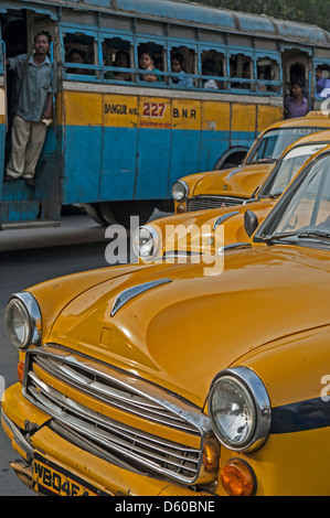 eine Reihe von Taxis und einen Bus, Kolkata, Indien Stockfoto