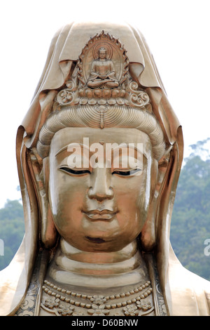 Die chinesische Gottheiten Skulptur von Guan Yin aus Messing gefertigt. Stockfoto