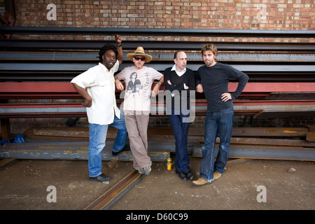 Englisch band Carbon Silicon in ihrem Proberaum North Acton, London, England, Vereinigtes Königreich. Stockfoto