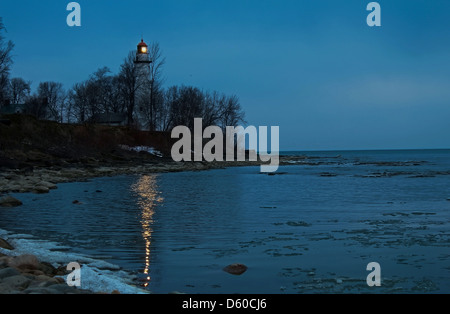 Point Aux Barques Leuchtturm Leuchtfeuer reflektieren eine Placid Lake Huron. Stockfoto