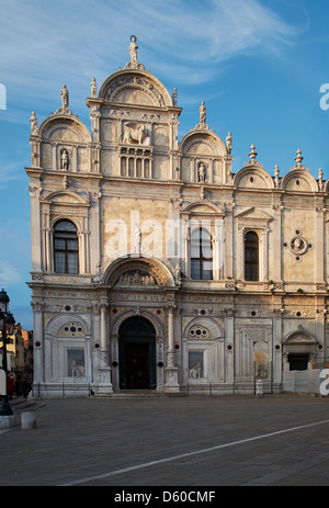 Scuola di San Marco, Venedig. 1485-1505-Design von Pietro Lombardo, mit Fassade mit Nischen und Pilastern geschmückt gebaut Stockfoto