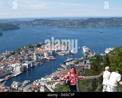 Bild nehmen und Anzeigen von Bergen aus Berg Floyen, Norwegen Stockfoto