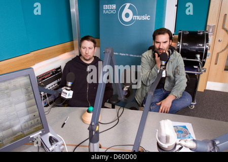 Adam Buxton und Joe Cornish, zeigen englische Komiker aus dem Adam und Joe Radio BBC 6 Music, London, England. Stockfoto